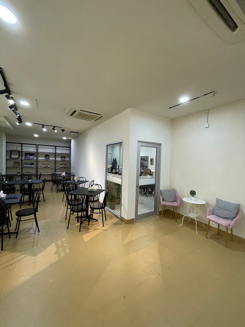 Molly's Cafe & Hidden Aura Salon Spa 1