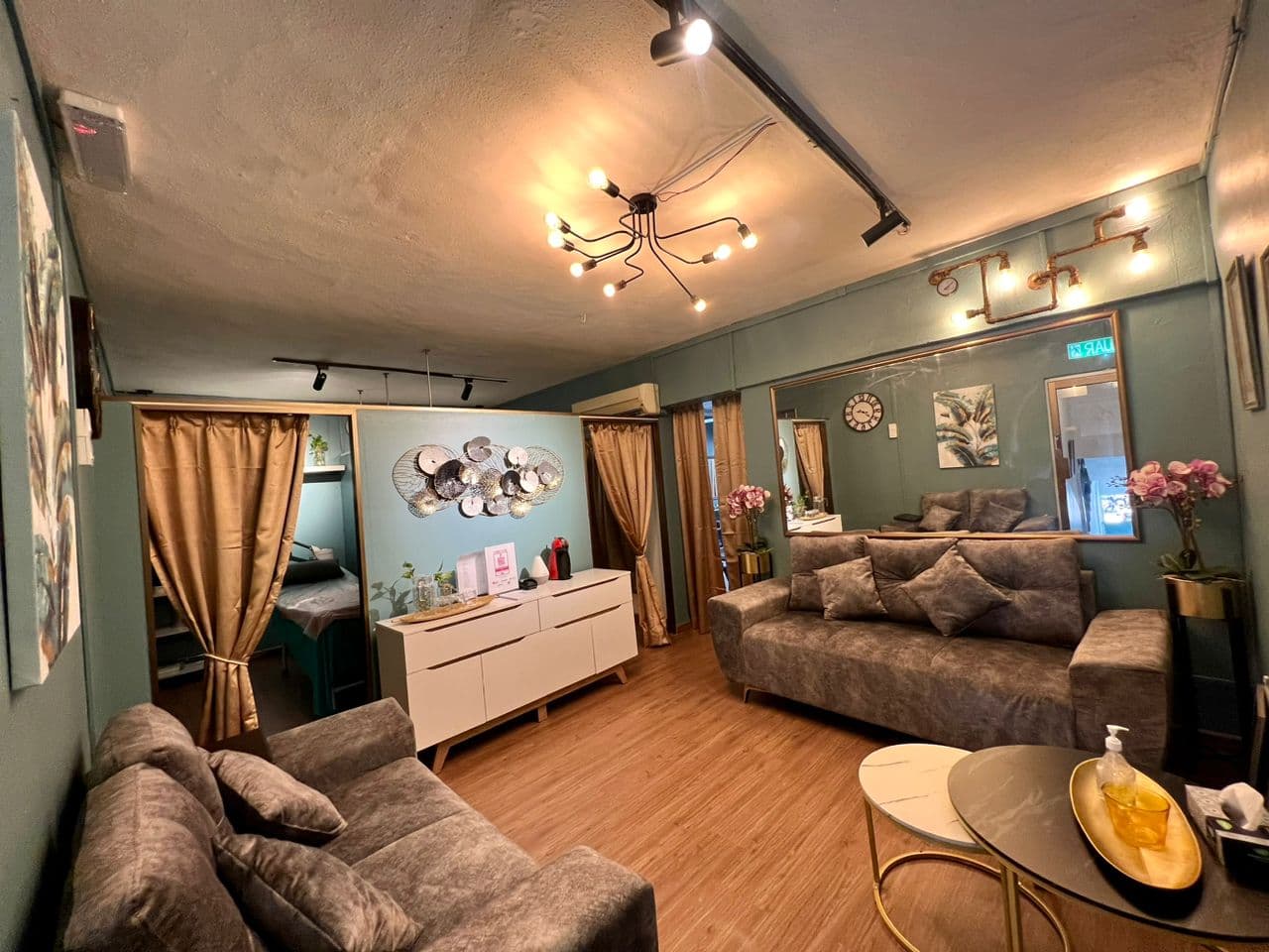 Luxe Exclusive Ladies Salon 1